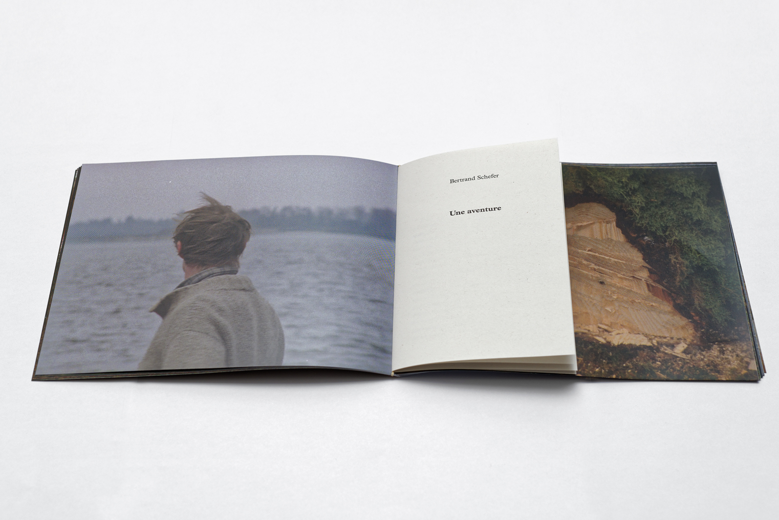Catalogue de l'exposition personnelle "À la hauteur de la terre", publié par le Centre International d'Art et du Paysage. Texte de Betrand Schefer